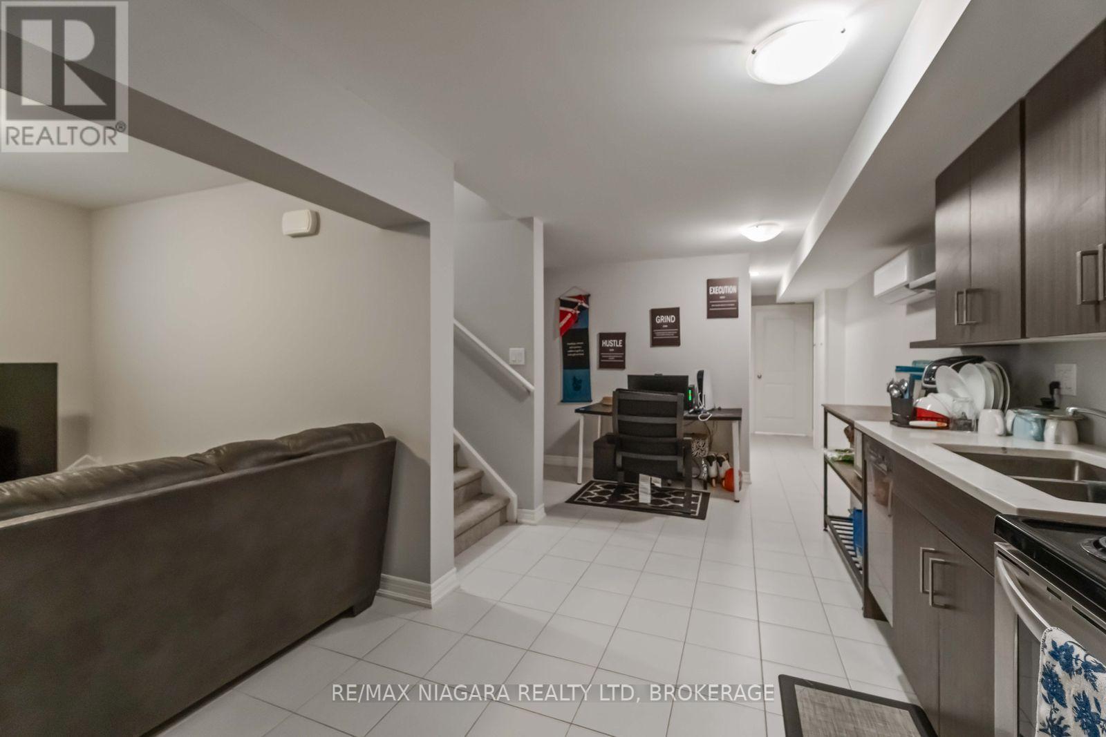 81 Grove Street, Welland (Welland Downtown), ON - Indoor Photo Showing Kitchen With Double Sink