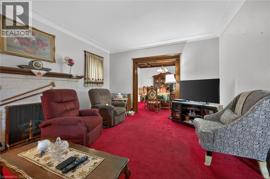 96 Barnesdale Boulevard, Hamilton, ON - Indoor Photo Showing Living Room