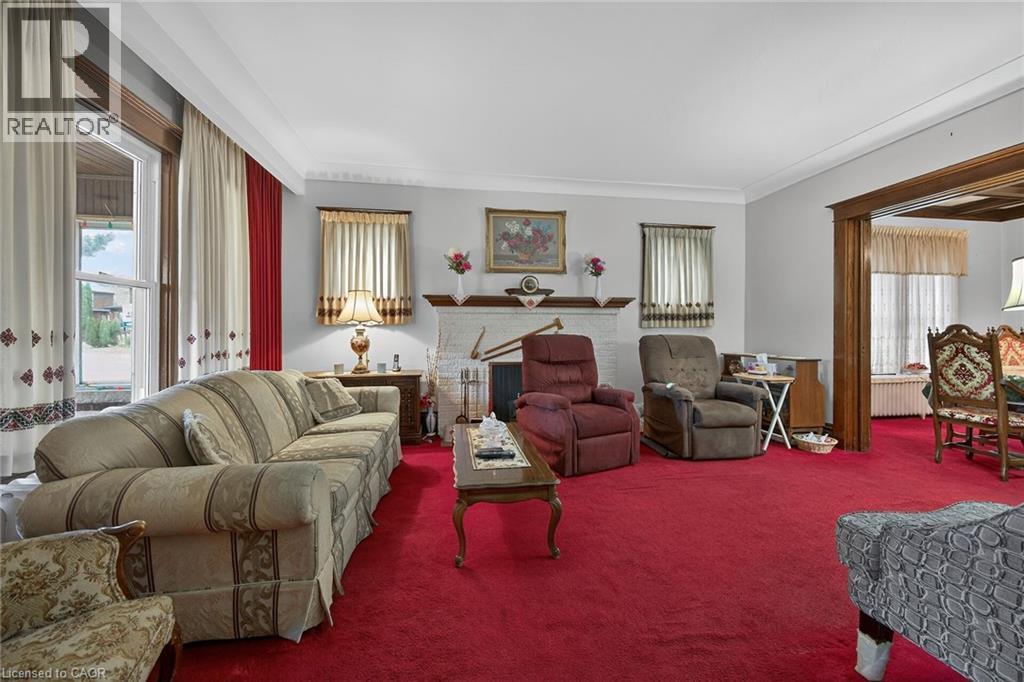 96 Barnesdale Boulevard, Hamilton, ON - Indoor Photo Showing Living Room