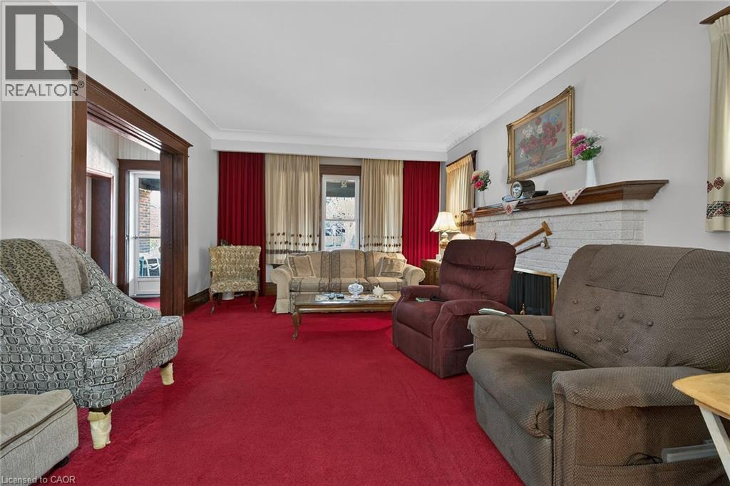 96 Barnesdale Boulevard, Hamilton, ON - Indoor Photo Showing Living Room