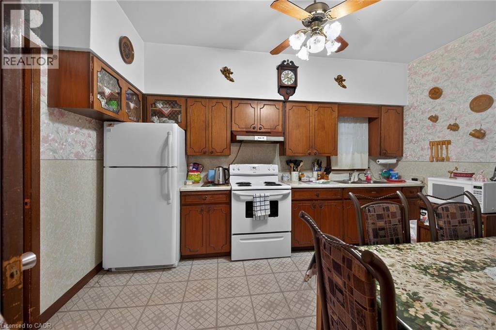 96 Barnesdale Boulevard, Hamilton, ON - Indoor Photo Showing Kitchen