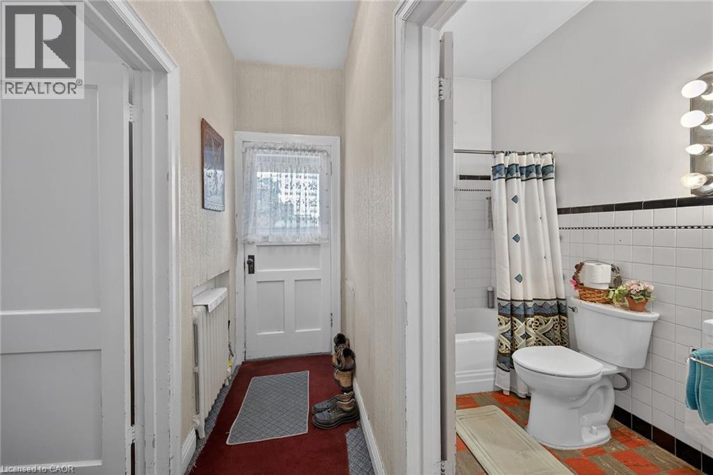 96 Barnesdale Boulevard, Hamilton, ON - Indoor Photo Showing Bathroom