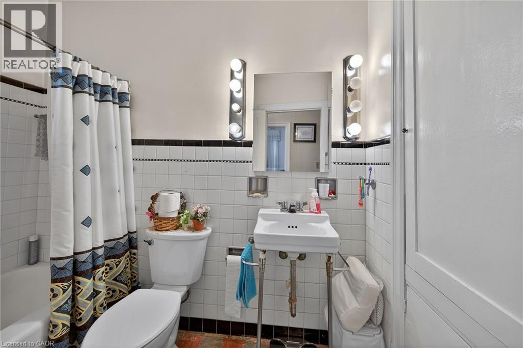 96 Barnesdale Boulevard, Hamilton, ON - Indoor Photo Showing Bathroom