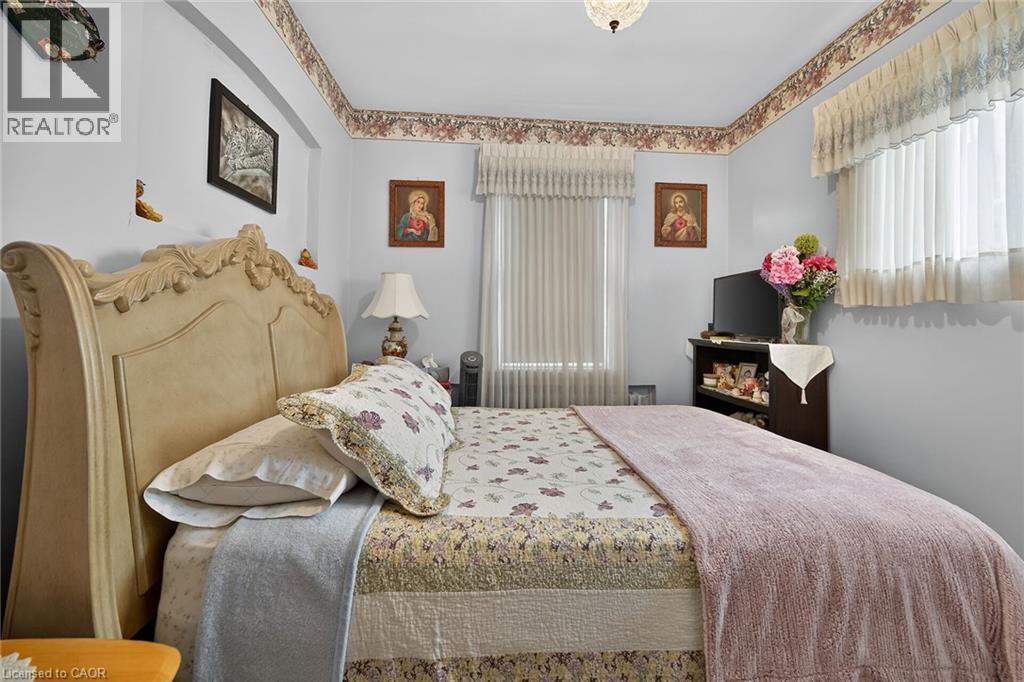 96 Barnesdale Boulevard, Hamilton, ON - Indoor Photo Showing Bedroom