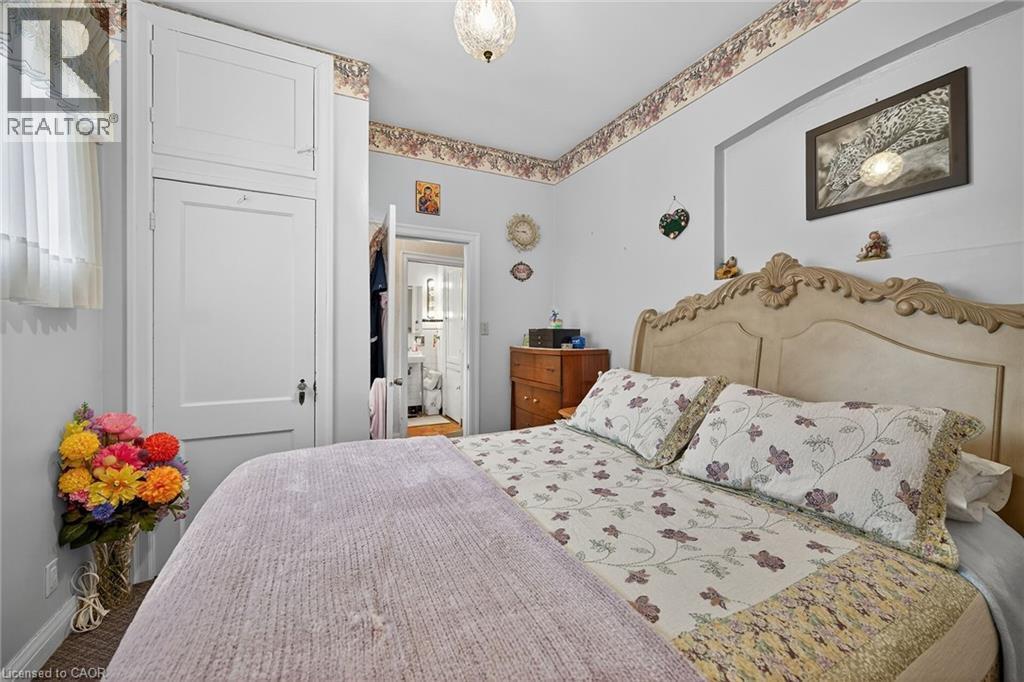 96 Barnesdale Boulevard, Hamilton, ON - Indoor Photo Showing Bedroom