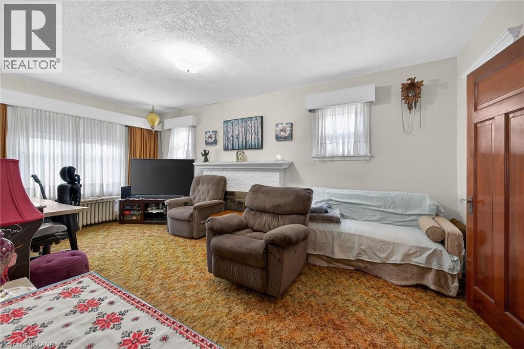 96 Barnesdale Boulevard, Hamilton, ON - Indoor Photo Showing Living Room