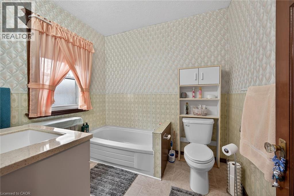 96 Barnesdale Boulevard, Hamilton, ON - Indoor Photo Showing Bathroom