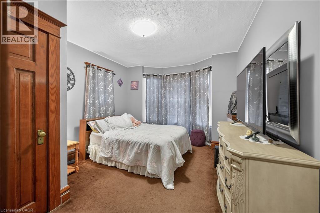 96 Barnesdale Boulevard, Hamilton, ON - Indoor Photo Showing Bedroom