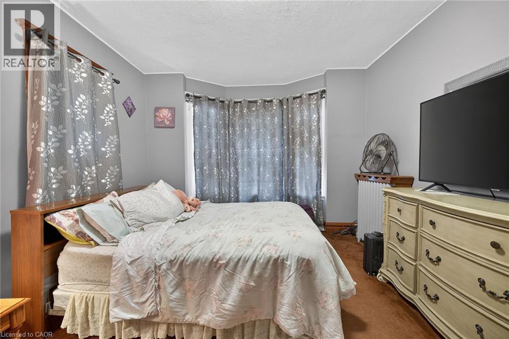 96 Barnesdale Boulevard, Hamilton, ON - Indoor Photo Showing Bedroom