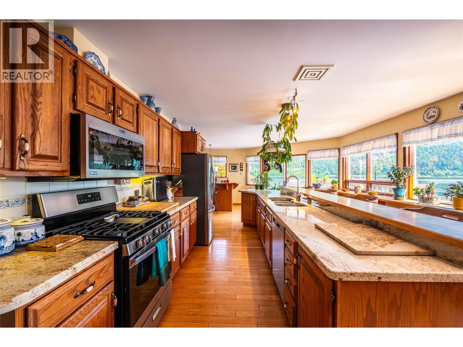 1896 3A Highway, Nelson, BC - Indoor Photo Showing Kitchen