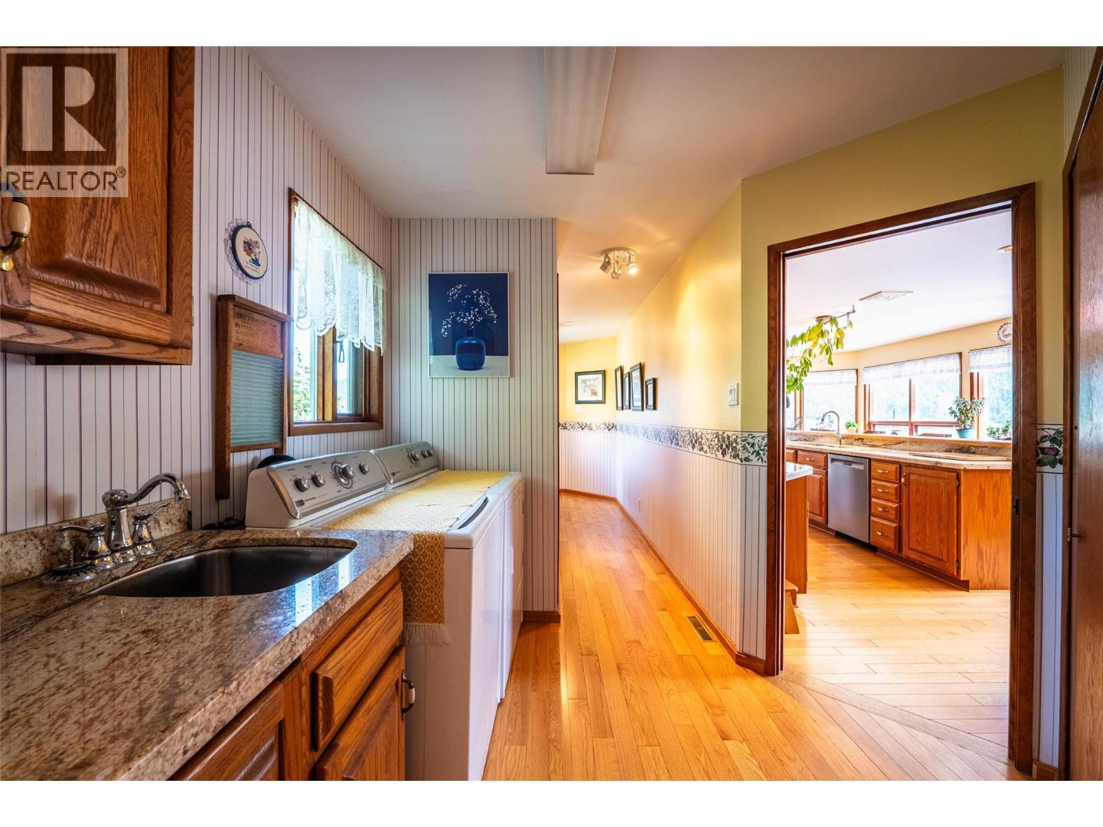 1896 3A Highway, Nelson, BC - Indoor Photo Showing Kitchen