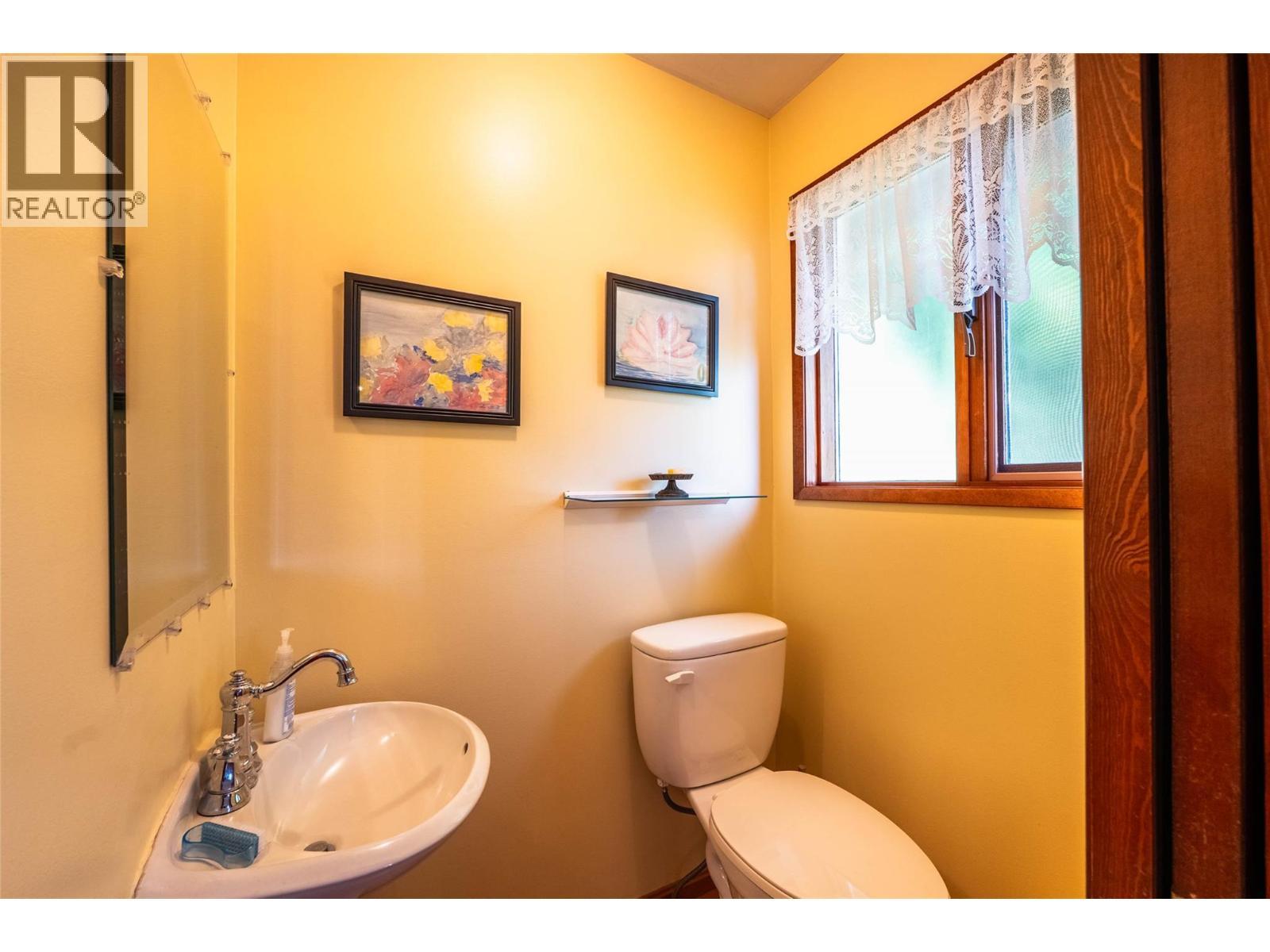 1896 3A Highway, Nelson, BC - Indoor Photo Showing Bathroom