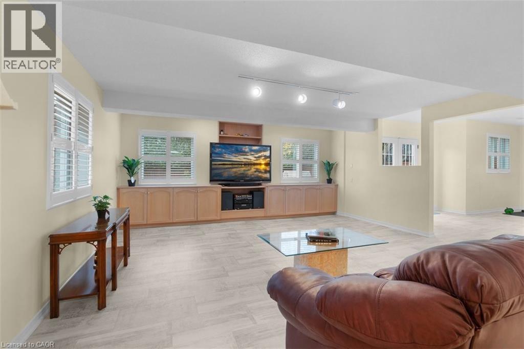 Living area featuring baseboards and track lighting - 90 Westlawn Drive, Hamilton, ON - Indoor