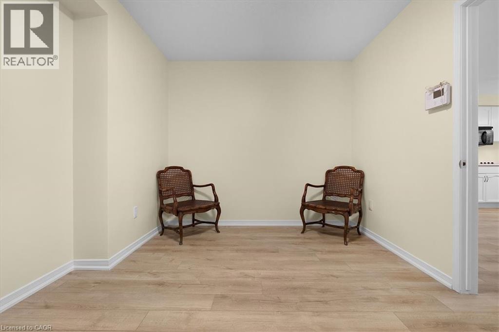 Unfurnished room featuring light wood finished floors - 90 Westlawn Drive, Hamilton, ON - Indoor Photo Showing Other Room