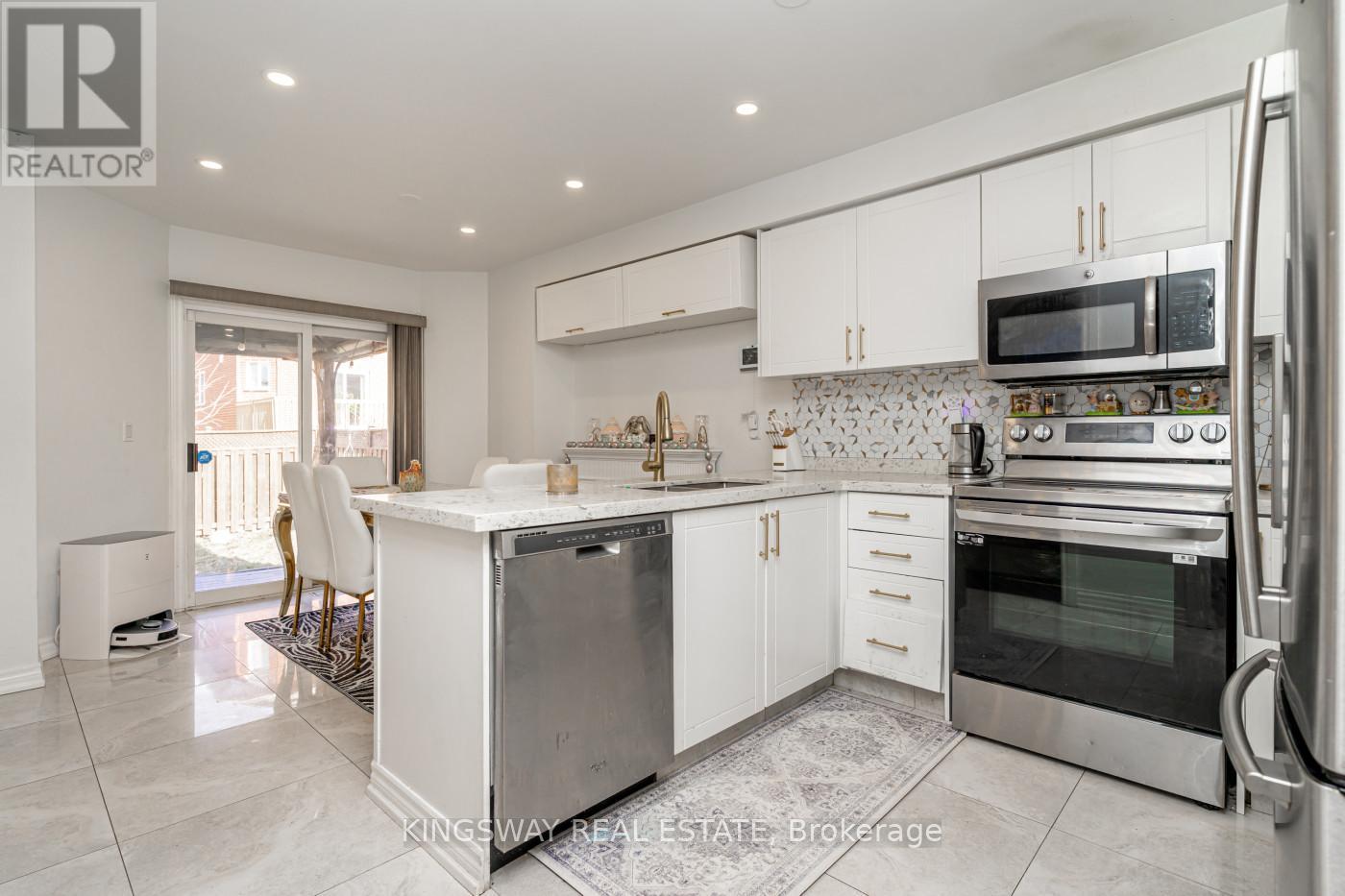 891 Stonebridge Avenue, Mississauga, ON - Indoor Photo Showing Kitchen