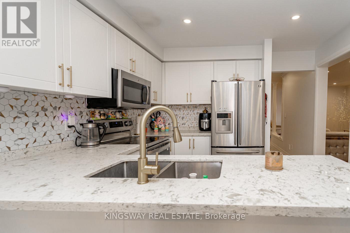 891 Stonebridge Avenue, Mississauga, ON - Indoor Photo Showing Kitchen With Stainless Steel Kitchen With Double Sink With Upgraded Kitchen