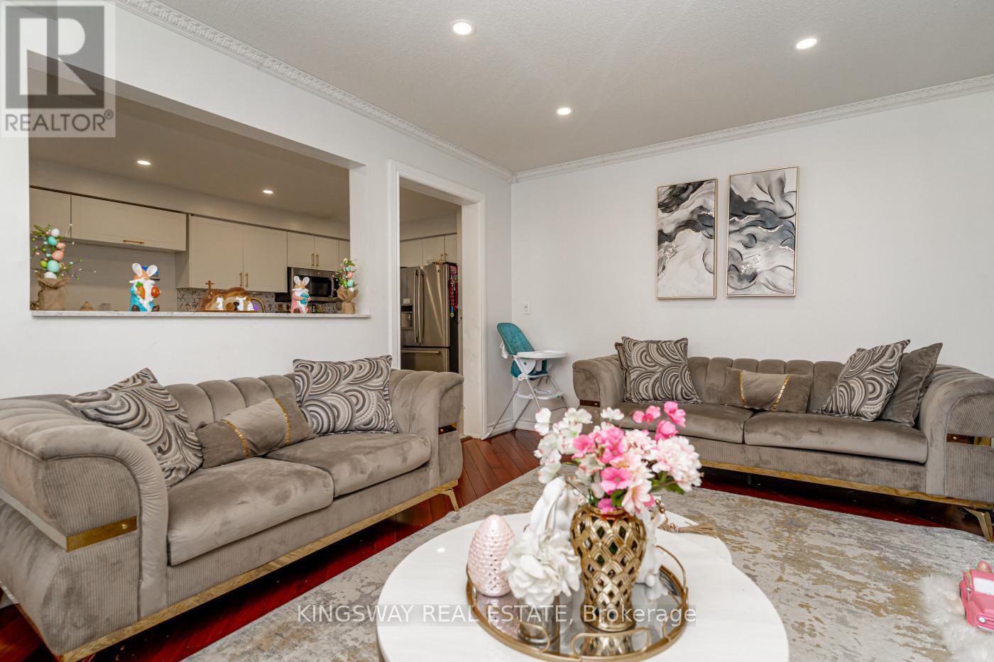 891 Stonebridge Avenue, Mississauga, ON - Indoor Photo Showing Living Room