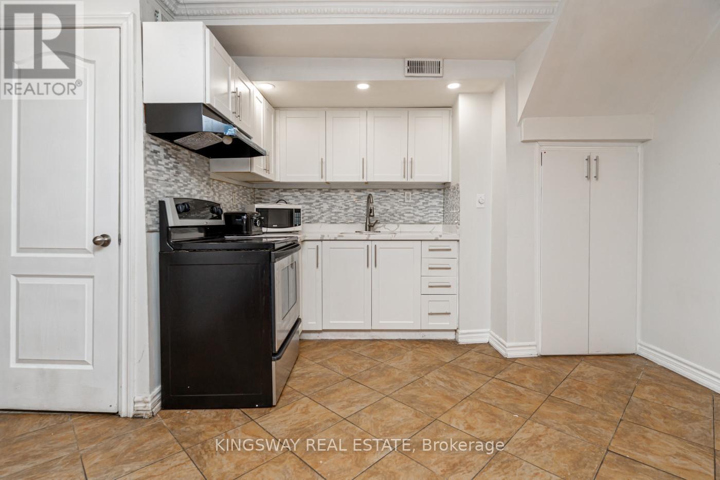 891 Stonebridge Avenue, Mississauga, ON - Indoor Photo Showing Kitchen