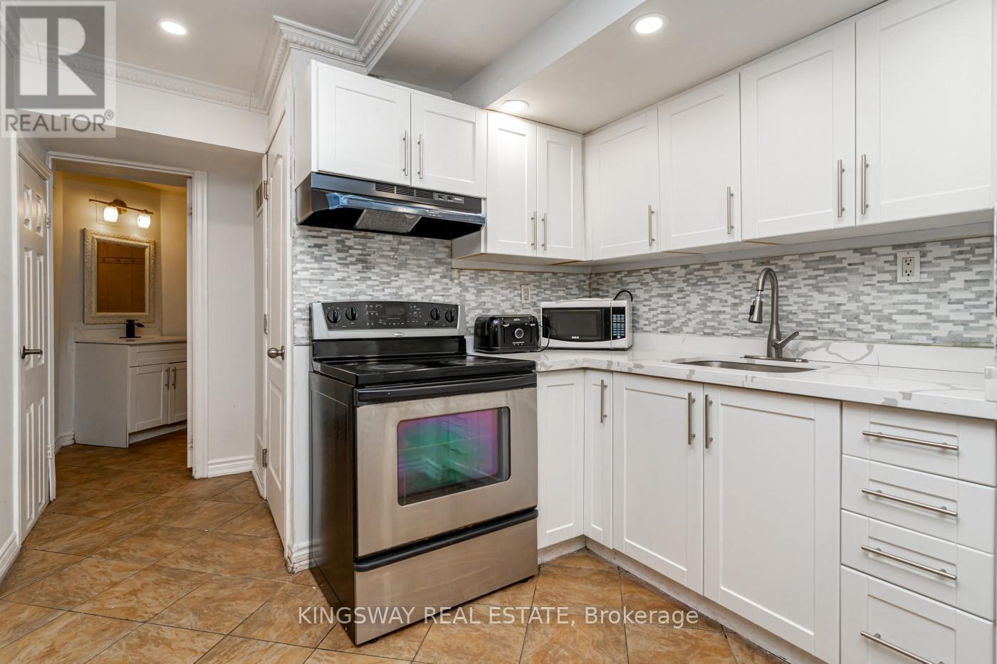 891 Stonebridge Avenue, Mississauga, ON - Indoor Photo Showing Kitchen