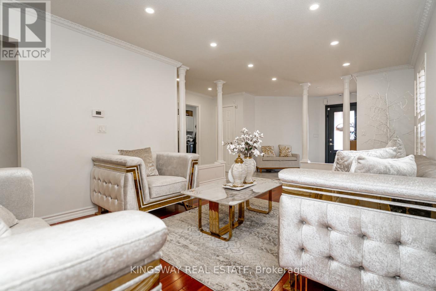 891 Stonebridge Avenue, Mississauga, ON - Indoor Photo Showing Living Room