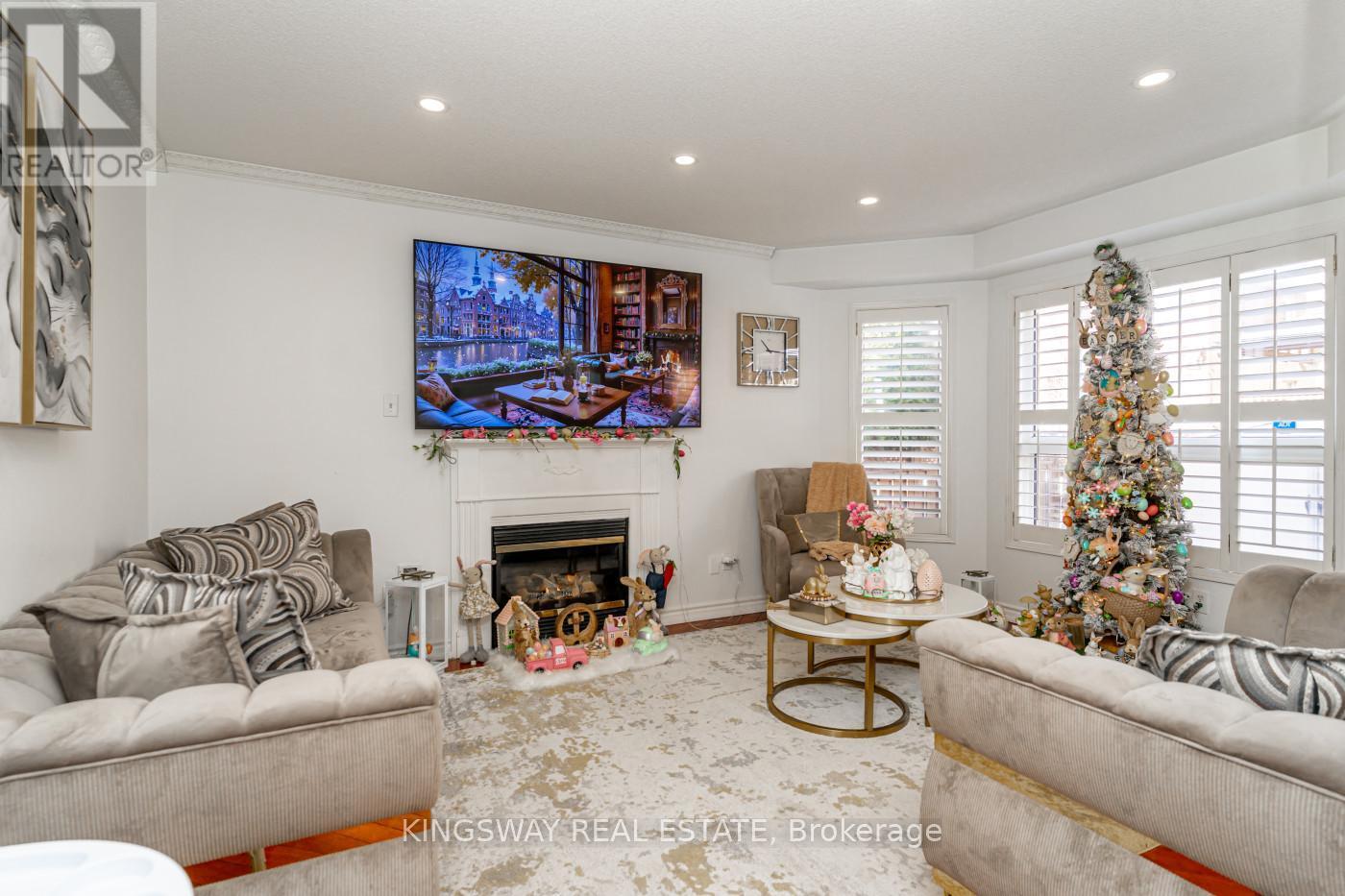 891 Stonebridge Avenue, Mississauga, ON - Indoor Photo Showing Living Room With Fireplace