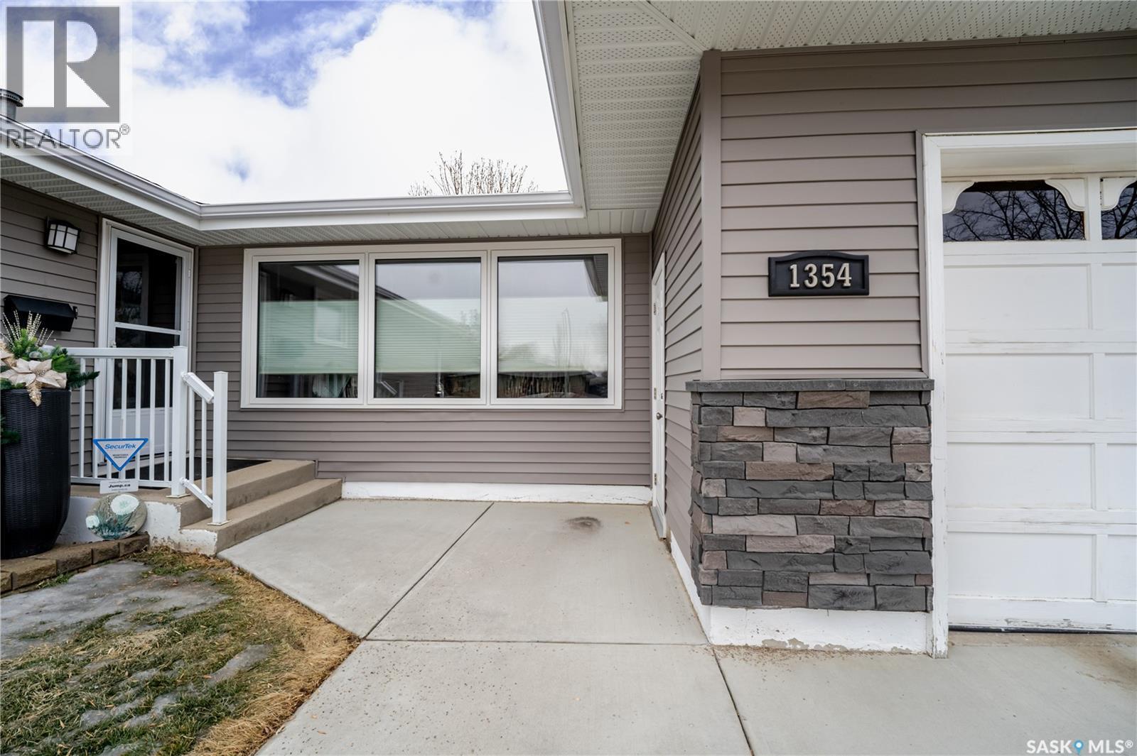 1354 King Crescent, Moose Jaw, SK - Outdoor With Exterior