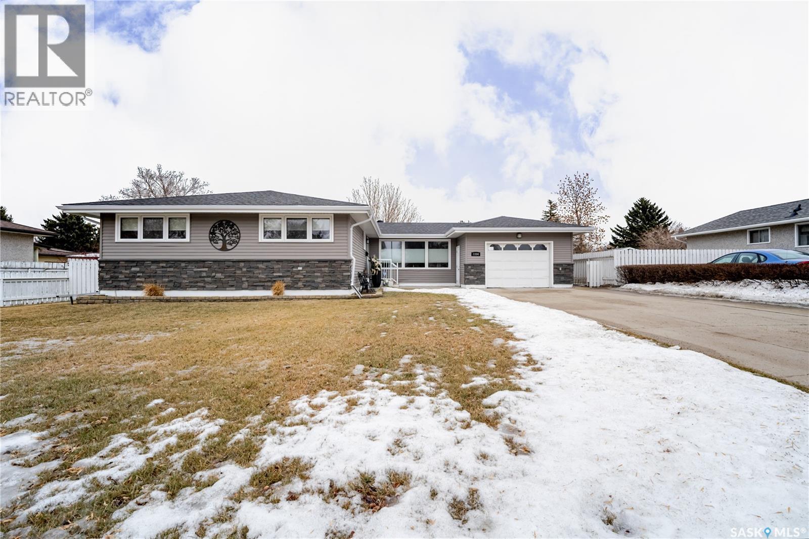1354 King Crescent, Moose Jaw, SK - Outdoor With Facade