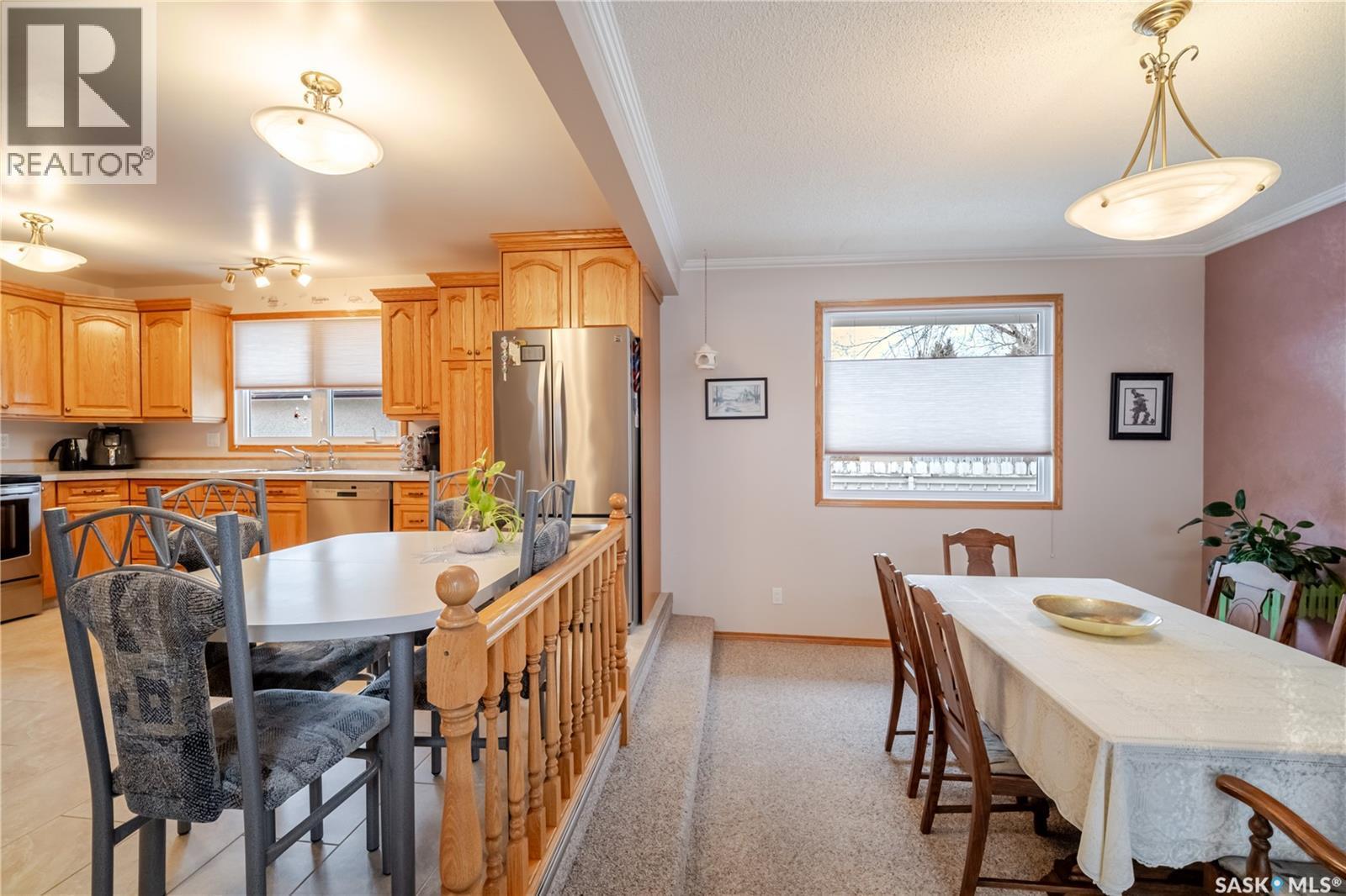 1354 King Crescent, Moose Jaw, SK - Indoor Photo Showing Dining Room