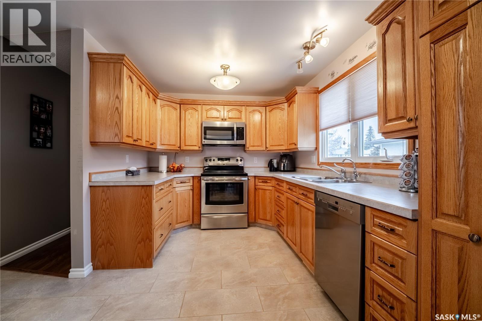1354 King Crescent, Moose Jaw, SK - Indoor Photo Showing Kitchen With Double Sink