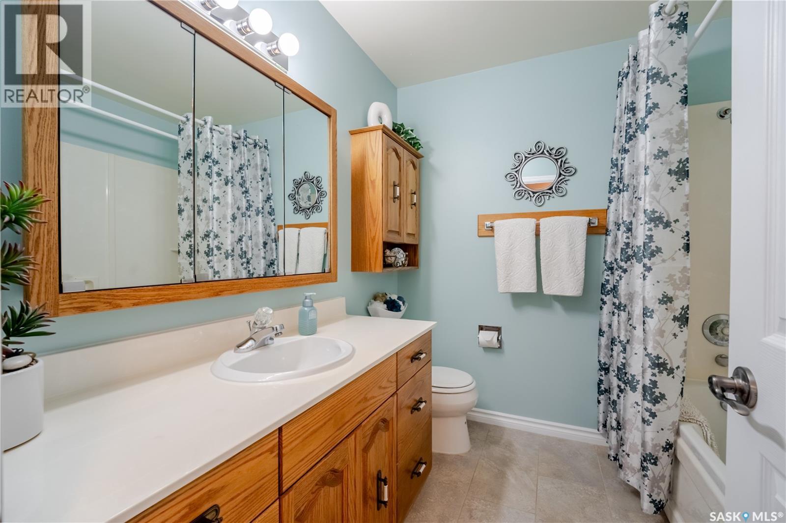 1354 King Crescent, Moose Jaw, SK - Indoor Photo Showing Bathroom