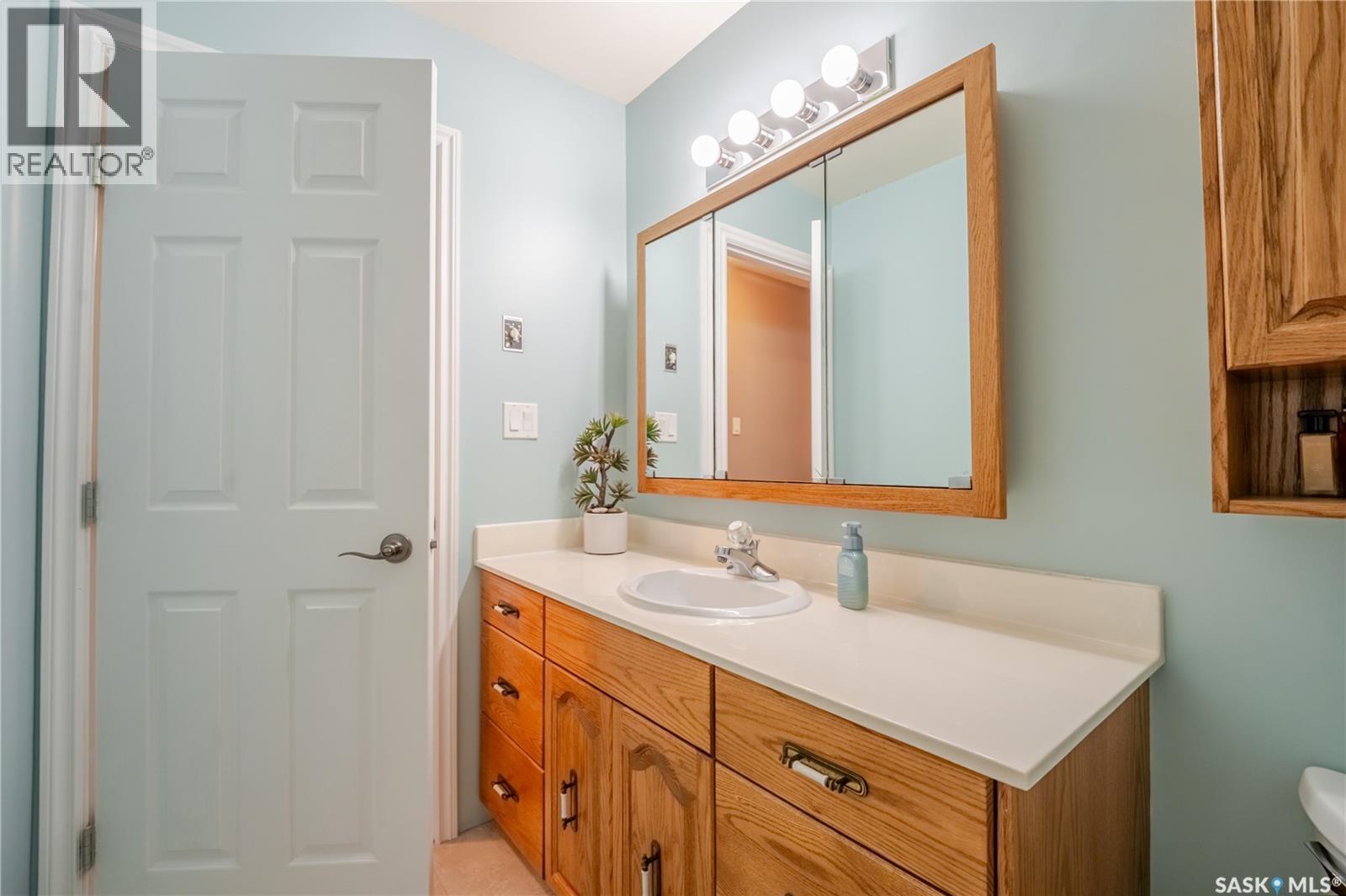1354 King Crescent, Moose Jaw, SK - Indoor Photo Showing Bathroom