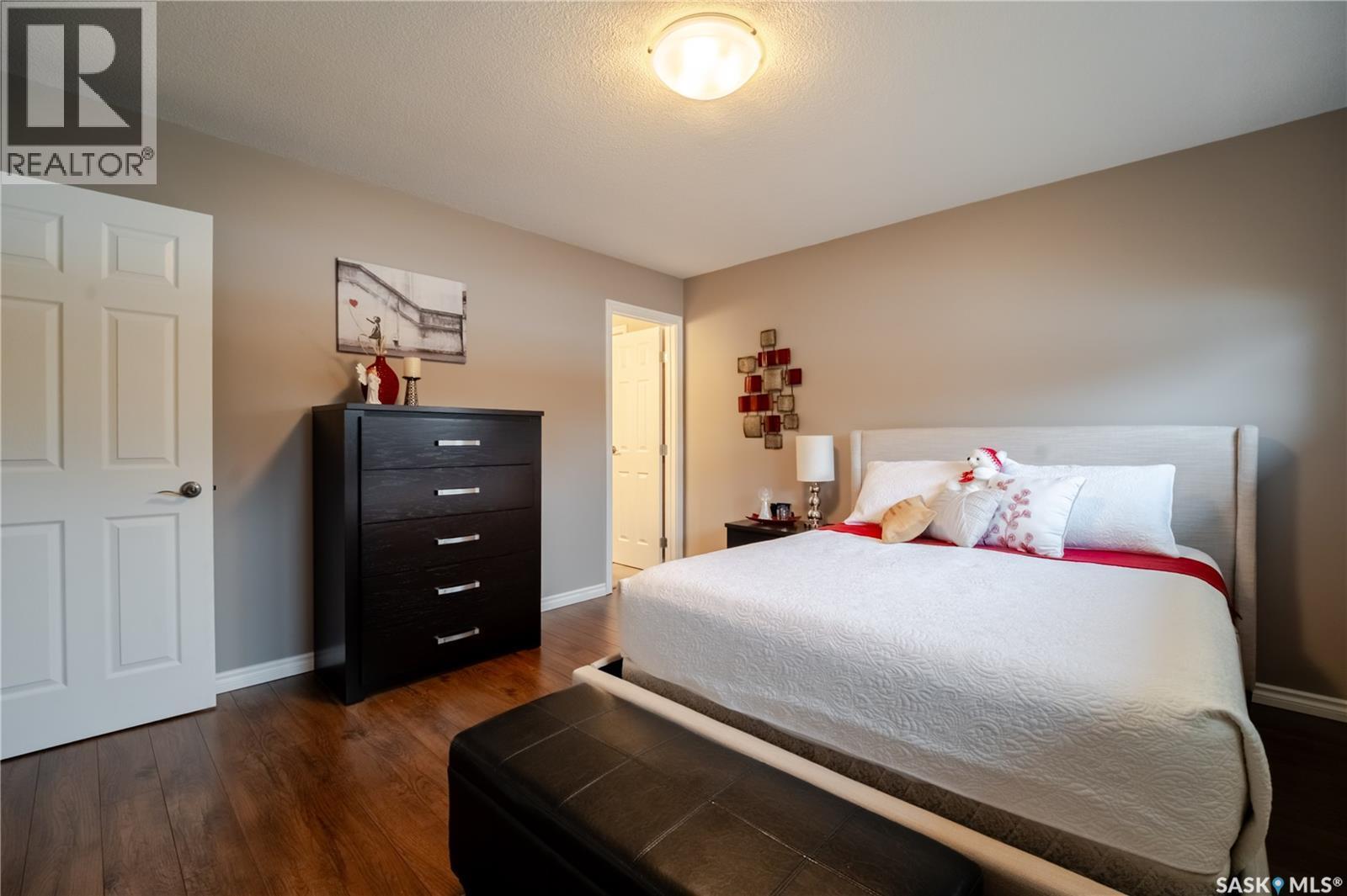 1354 King Crescent, Moose Jaw, SK - Indoor Photo Showing Bedroom