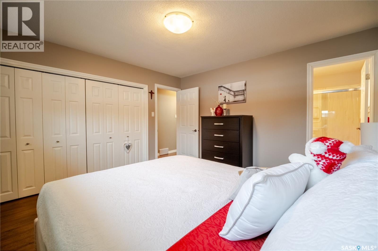 1354 King Crescent, Moose Jaw, SK - Indoor Photo Showing Bedroom