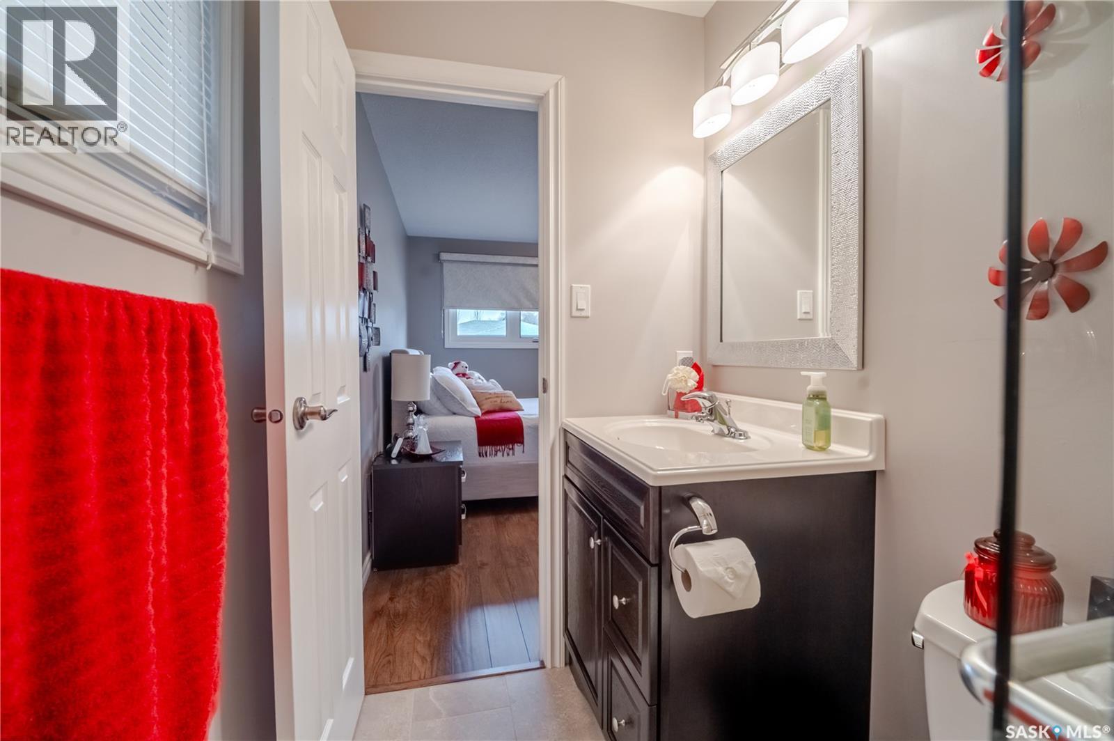 1354 King Crescent, Moose Jaw, SK - Indoor Photo Showing Bathroom