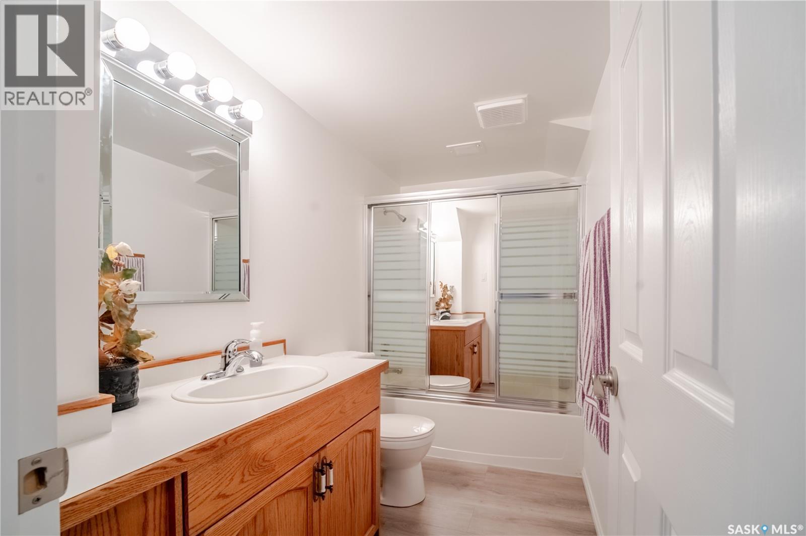 1354 King Crescent, Moose Jaw, SK - Indoor Photo Showing Bathroom