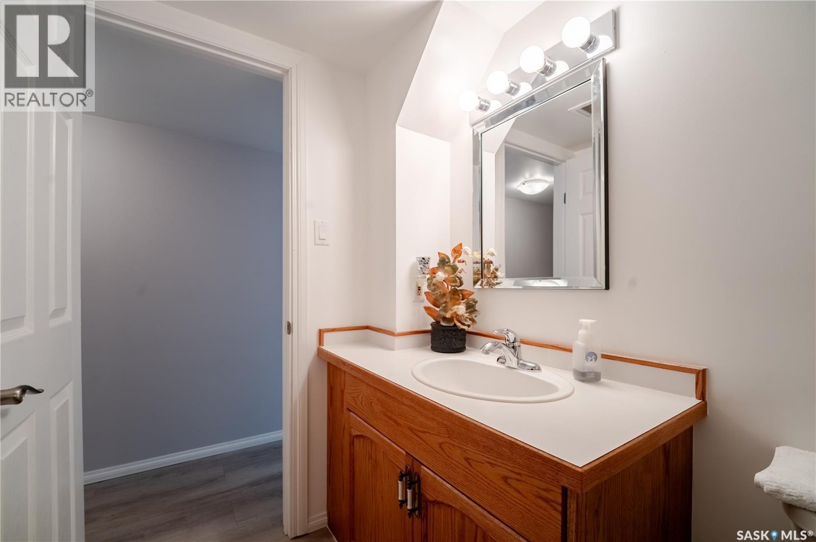 1354 King Crescent, Moose Jaw, SK - Indoor Photo Showing Bathroom