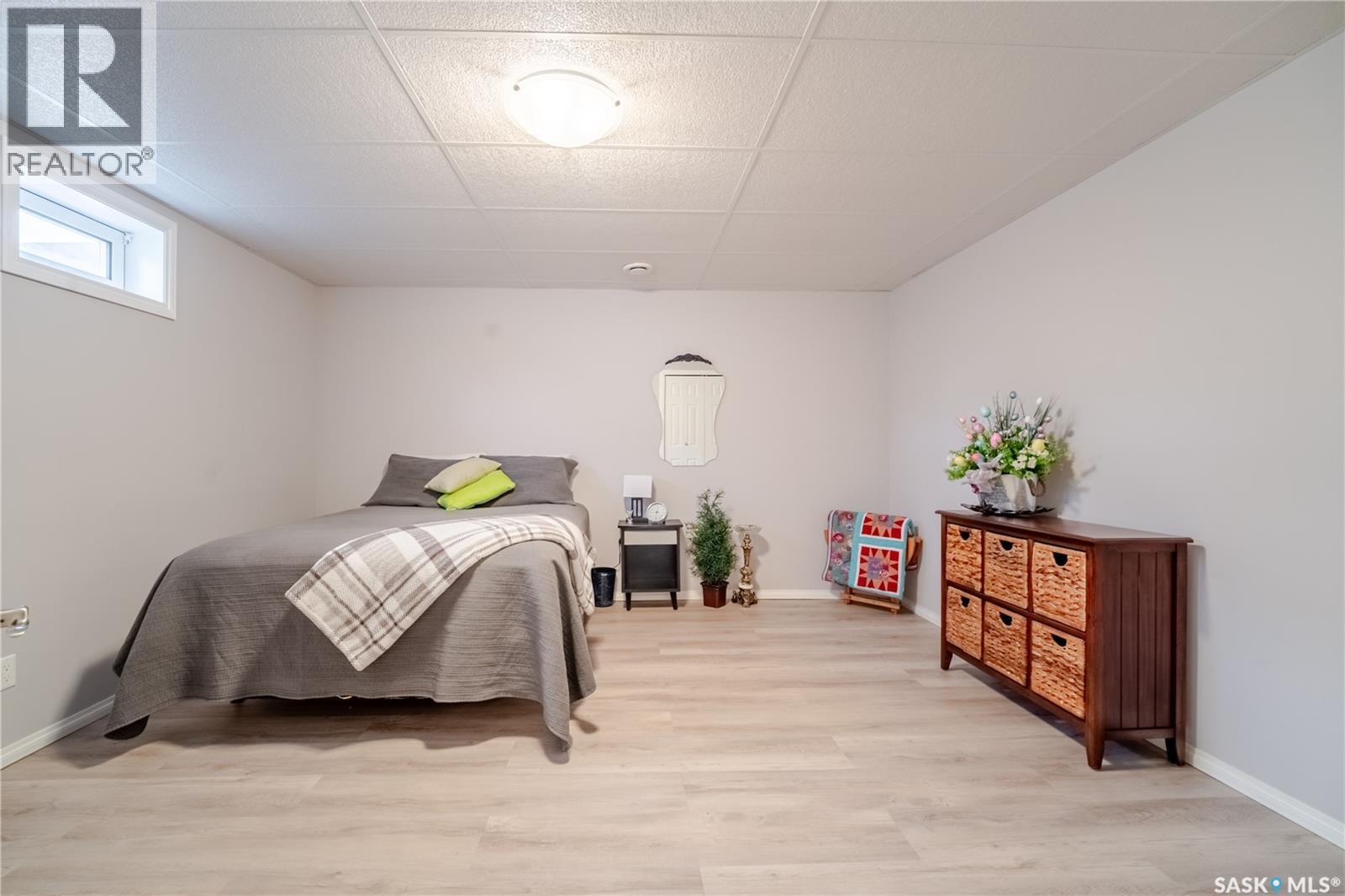 1354 King Crescent, Moose Jaw, SK - Indoor Photo Showing Bedroom