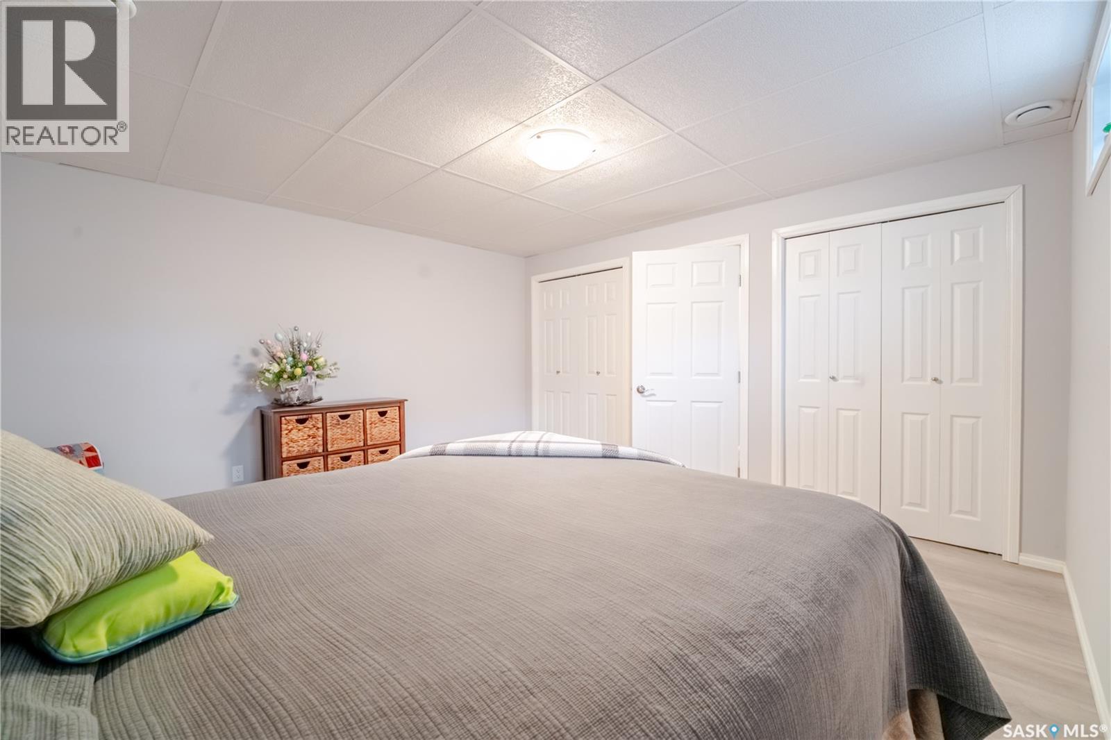 1354 King Crescent, Moose Jaw, SK - Indoor Photo Showing Bedroom