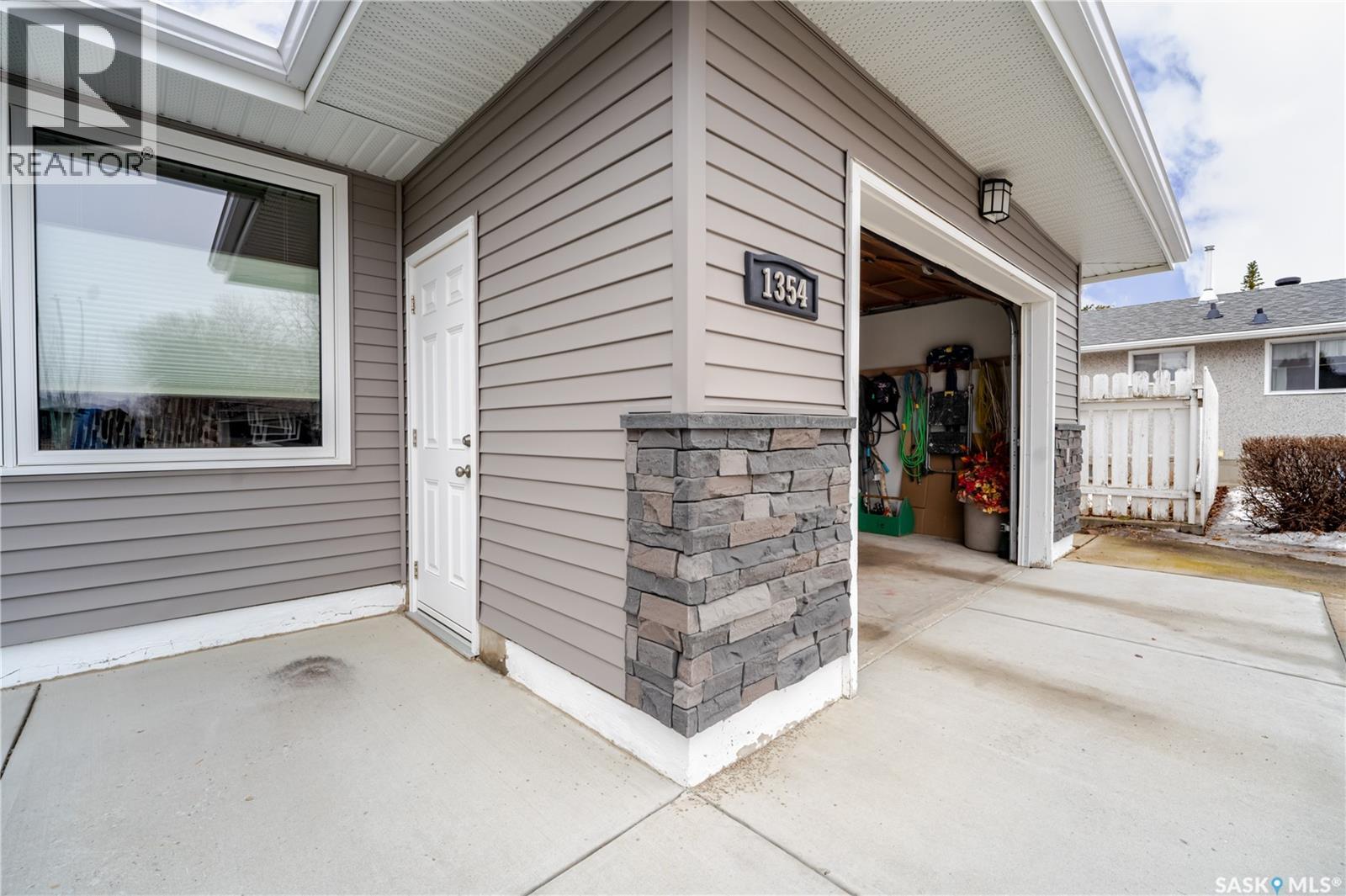 1354 King Crescent, Moose Jaw, SK - Outdoor