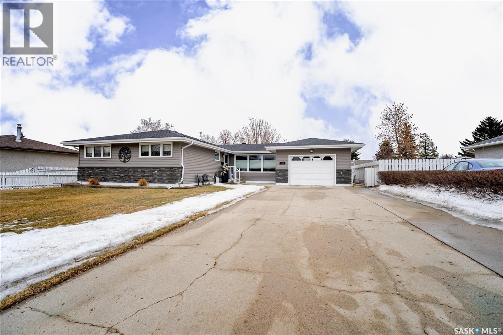 1354 King Crescent, Moose Jaw, SK - Outdoor