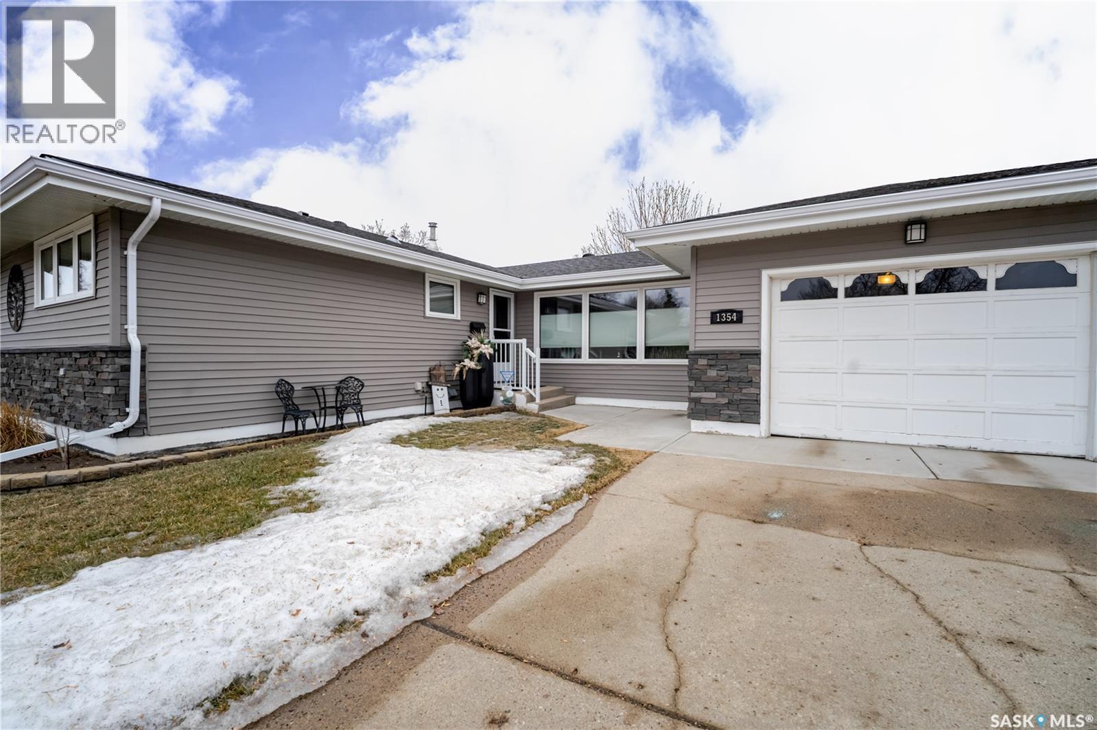 1354 King Crescent, Moose Jaw, SK - Outdoor