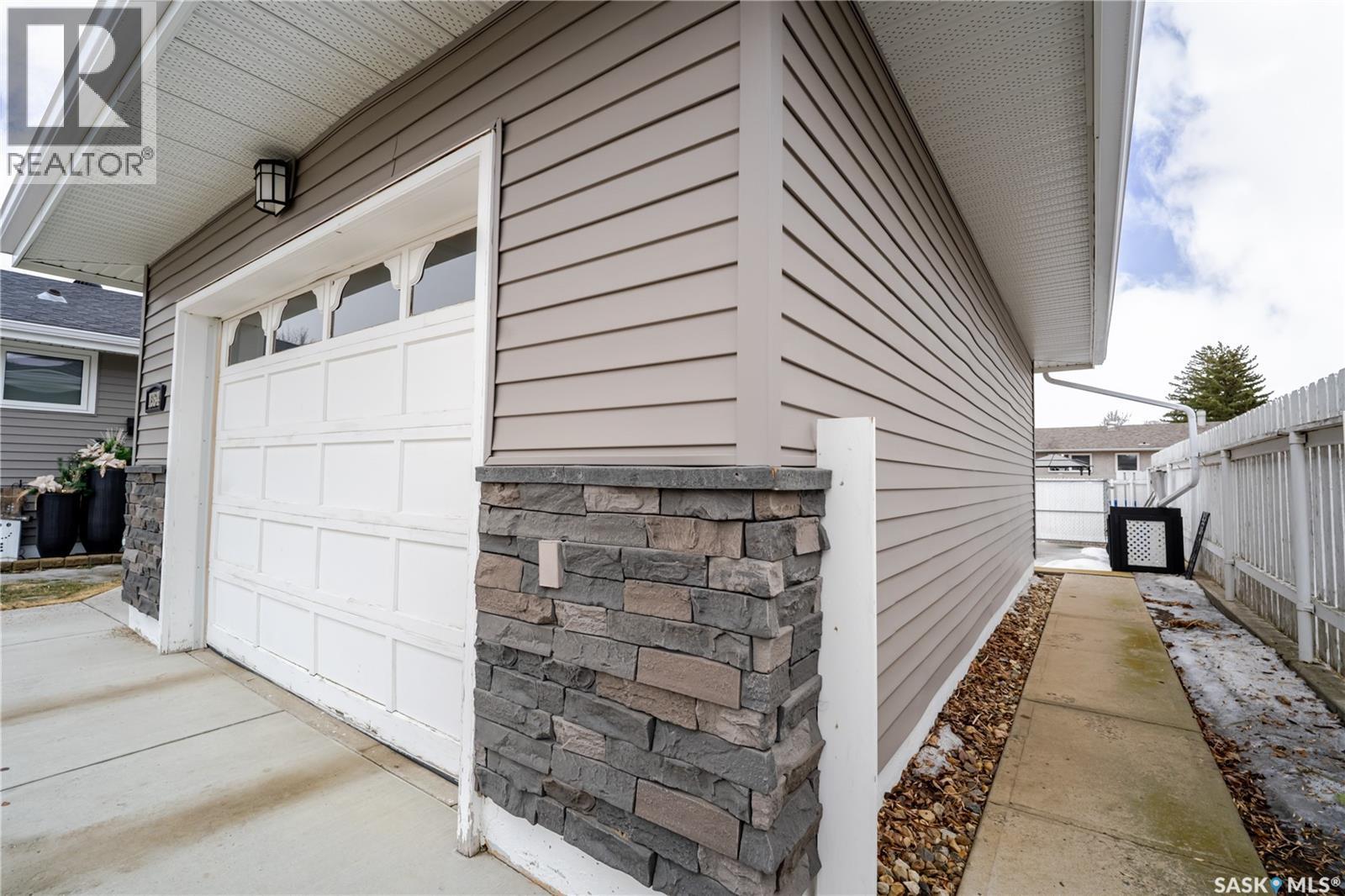 1354 King Crescent, Moose Jaw, SK - Outdoor With Exterior