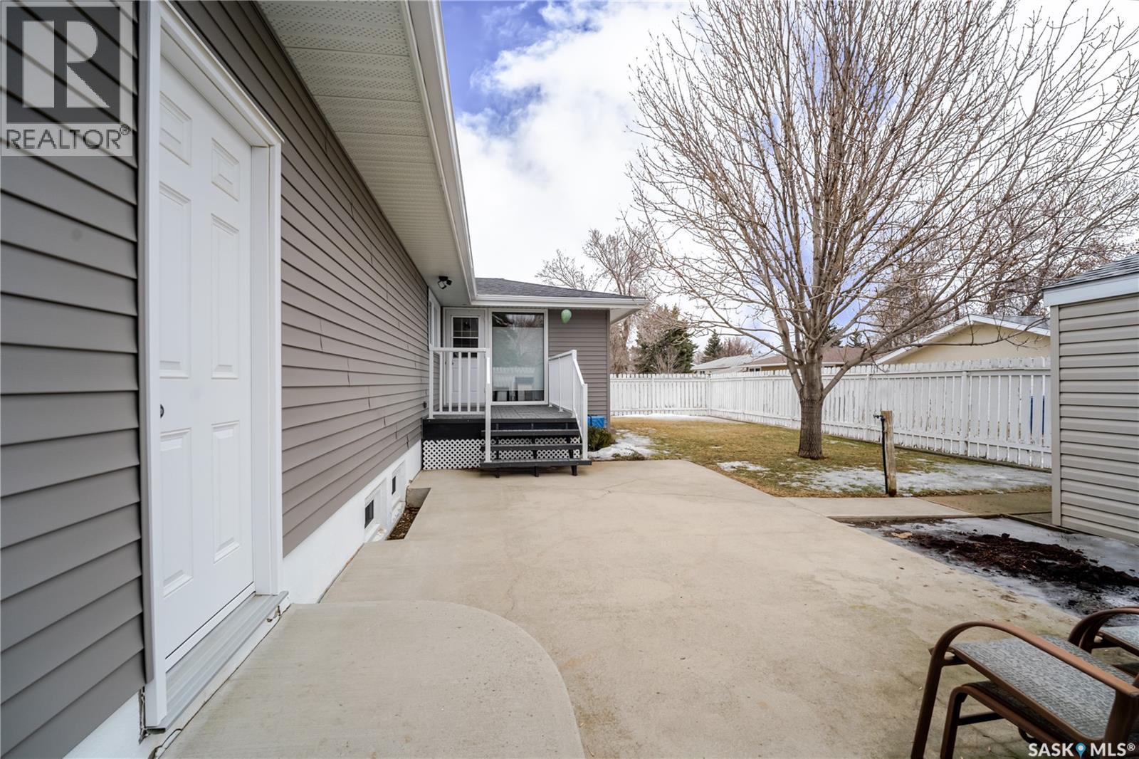 1354 King Crescent, Moose Jaw, SK - Outdoor