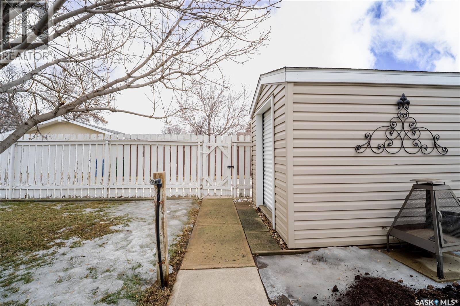 1354 King Crescent, Moose Jaw, SK - Outdoor