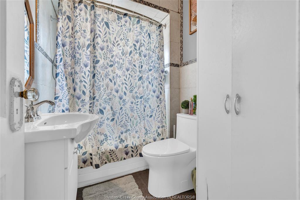 2230 Hall, Windsor, ON