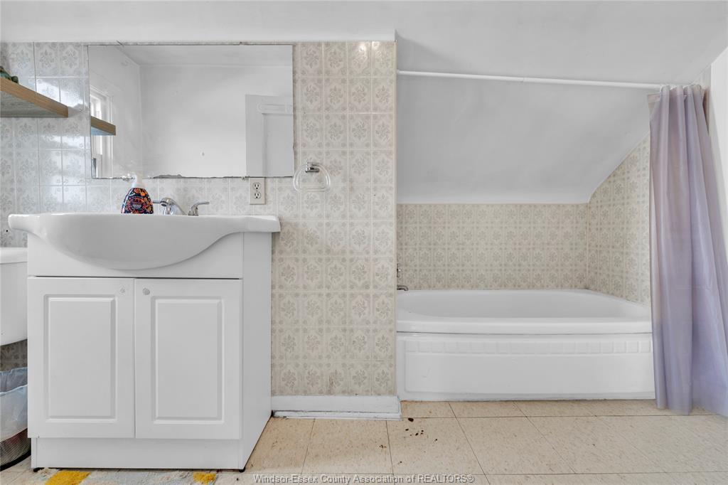 2230 Hall, Windsor, ON