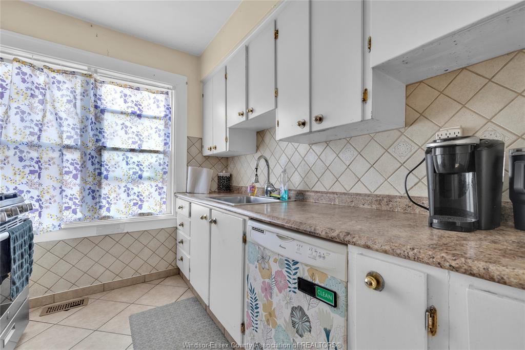 2230 Hall, Windsor, ON