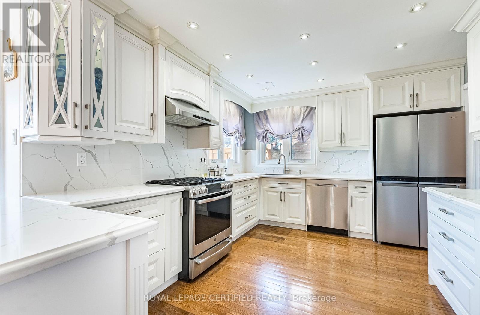 48 Fernbrook Crescent, Brampton, ON - Indoor Photo Showing Kitchen With Upgraded Kitchen