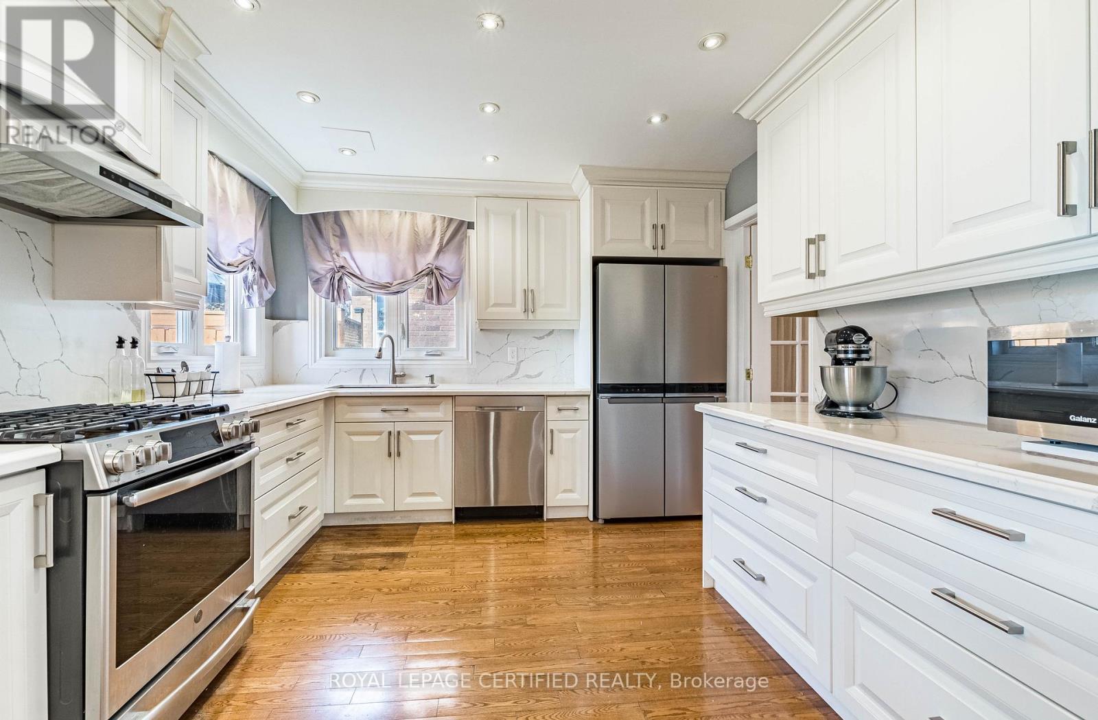 48 Fernbrook Crescent, Brampton, ON - Indoor Photo Showing Kitchen With Upgraded Kitchen