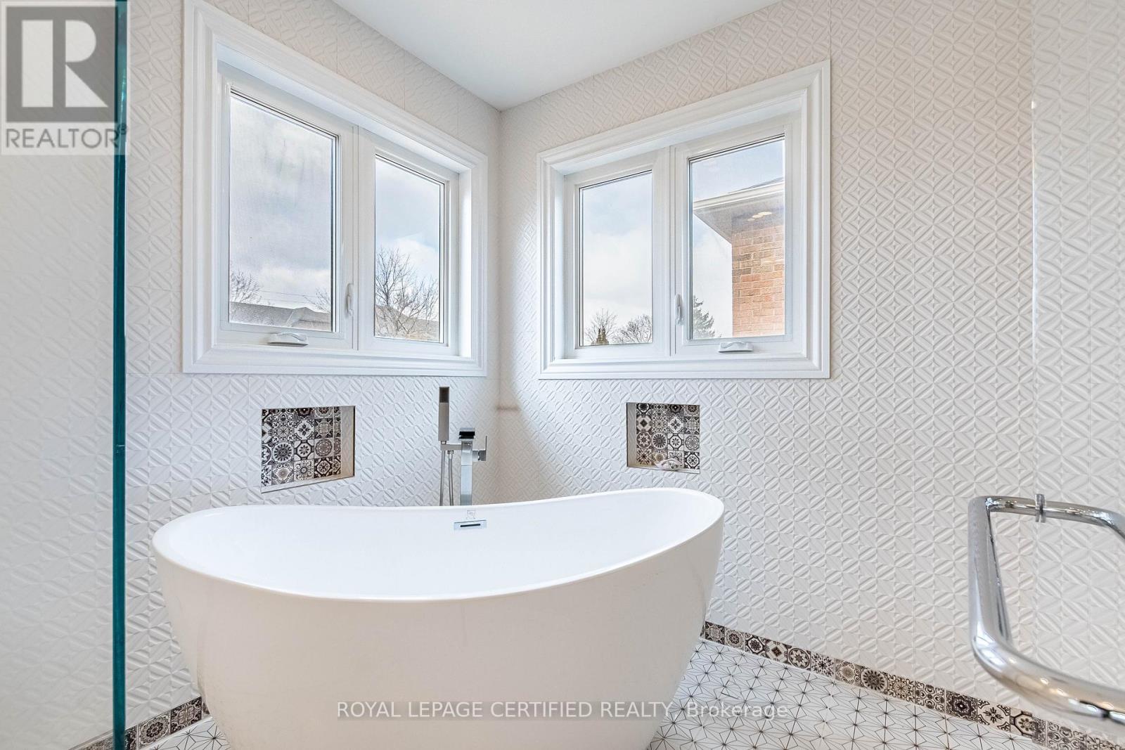 48 Fernbrook Crescent, Brampton, ON - Indoor Photo Showing Bathroom
